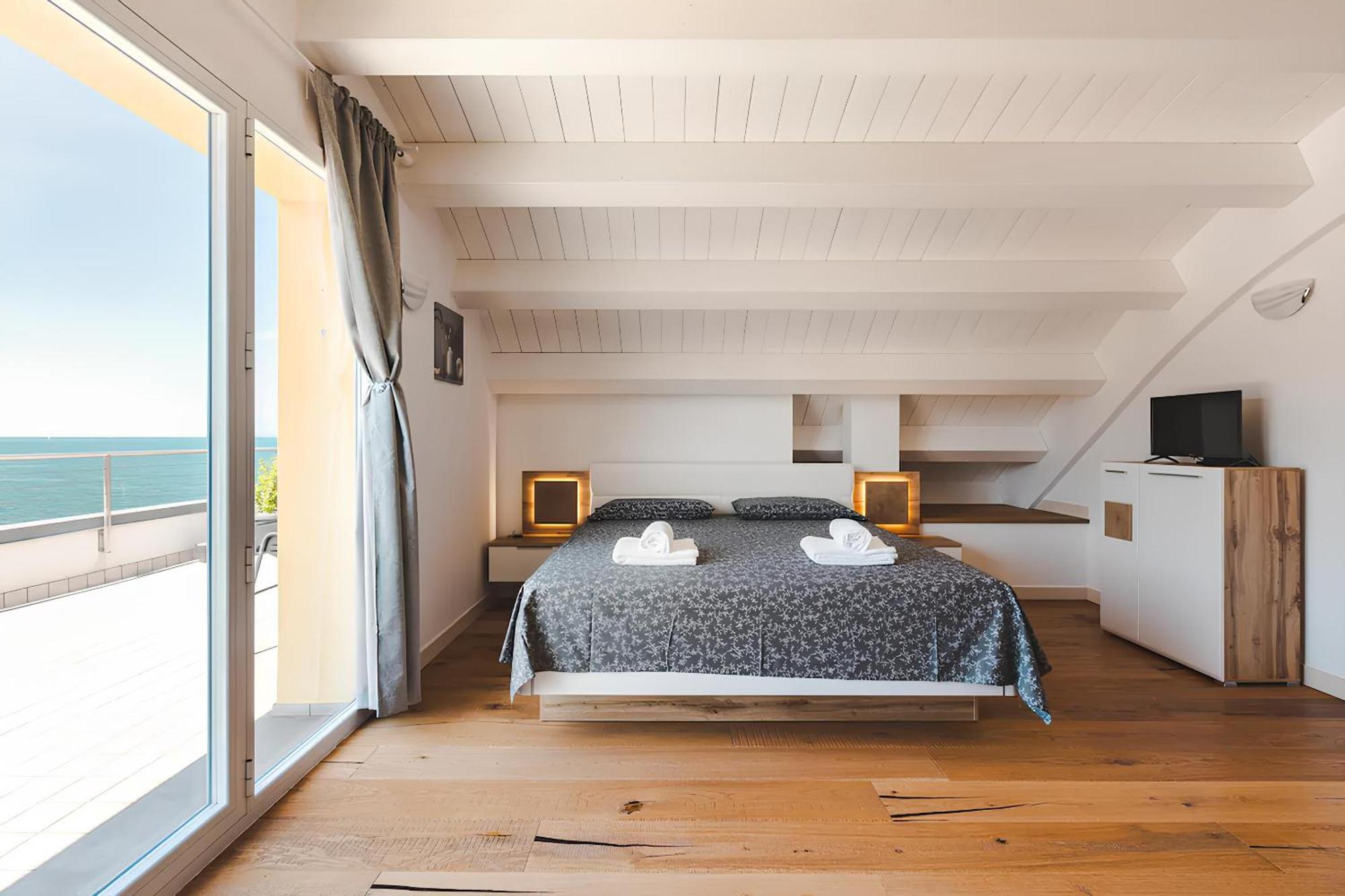 Attico Riva Mare Apartment มูเจีย ภายนอก รูปภาพ
